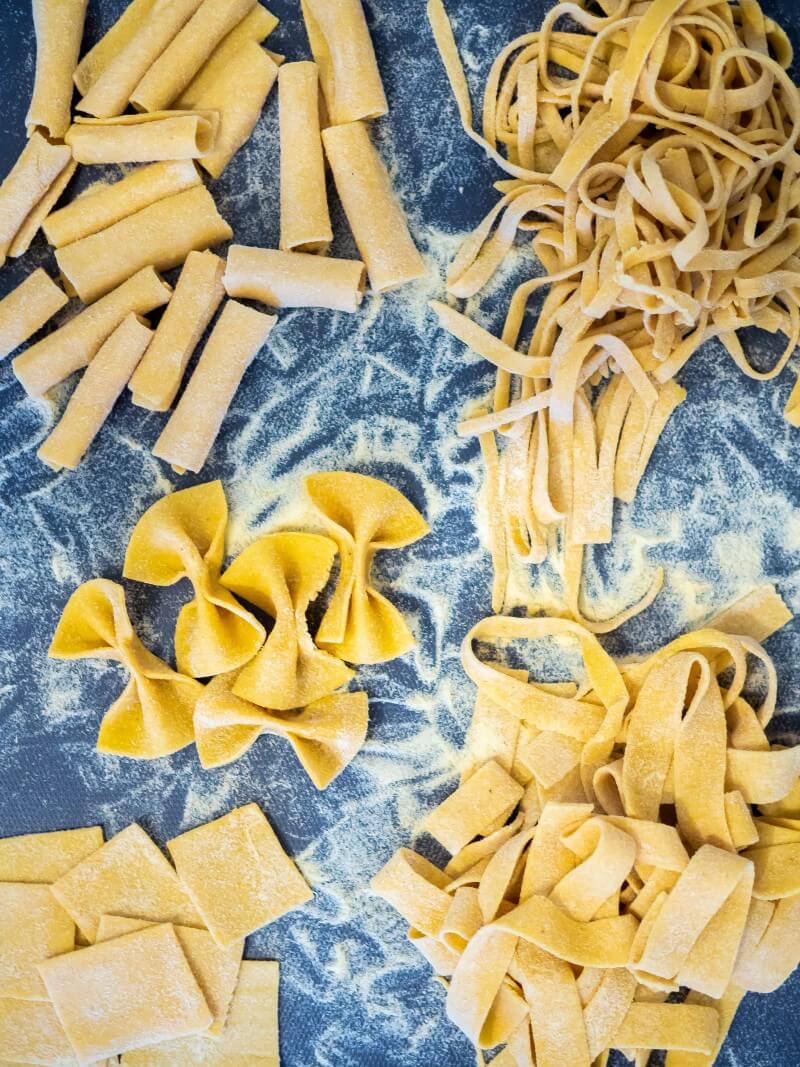 In Italia, ogni regione ha usi, costumi, ricette e dialetti differenti. Sono stati contati oltre 300 tipi diversi di pasta.<